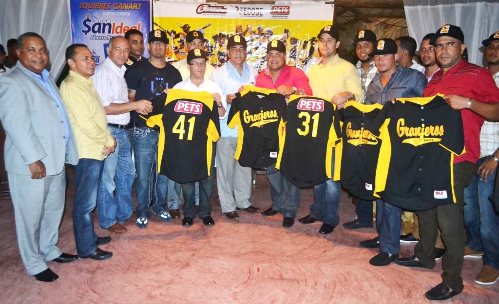 El señor José Ricardo Guzmán representante de Pets Agroindustrial patrocinador del equipo entregó el uniforme